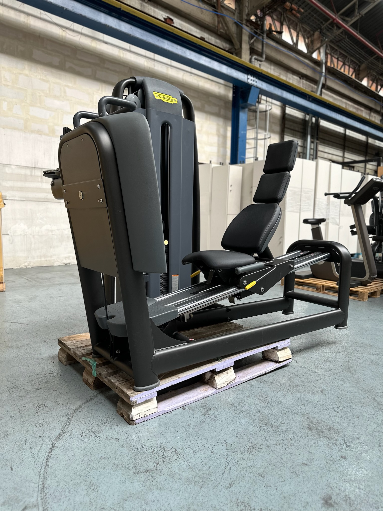 Leg Press Technogym ML51 Selection 900 Meteor Black – Image 3