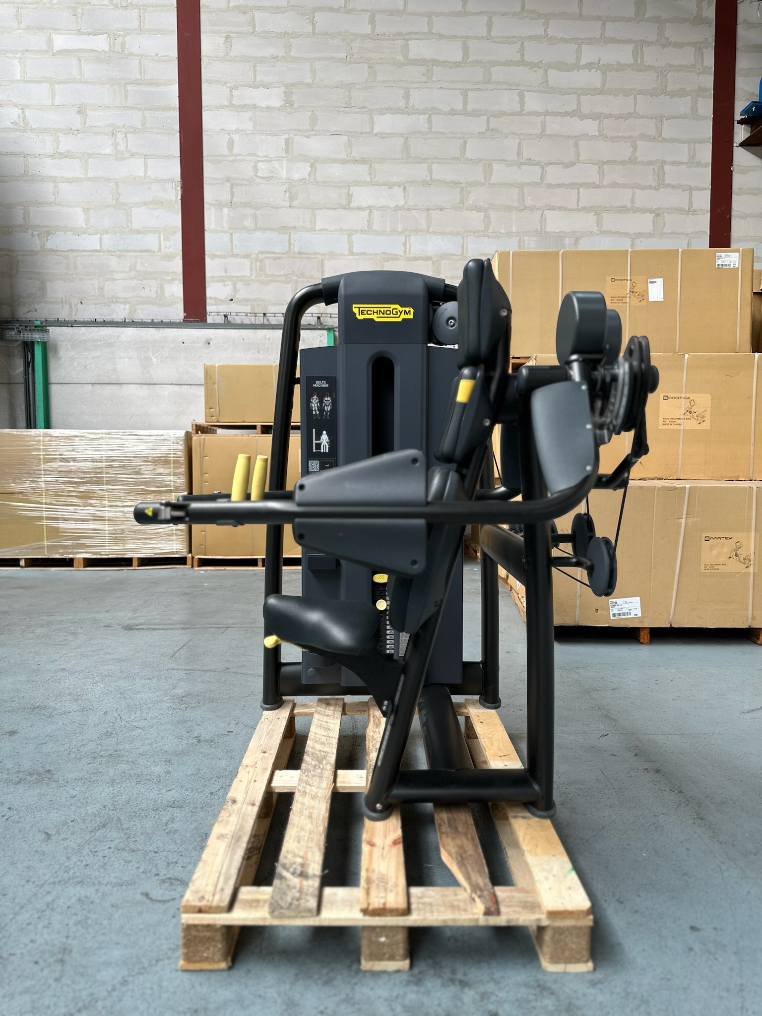 Delts Machine Technogym ML93 Selection 900 Meteor Black – Image 4