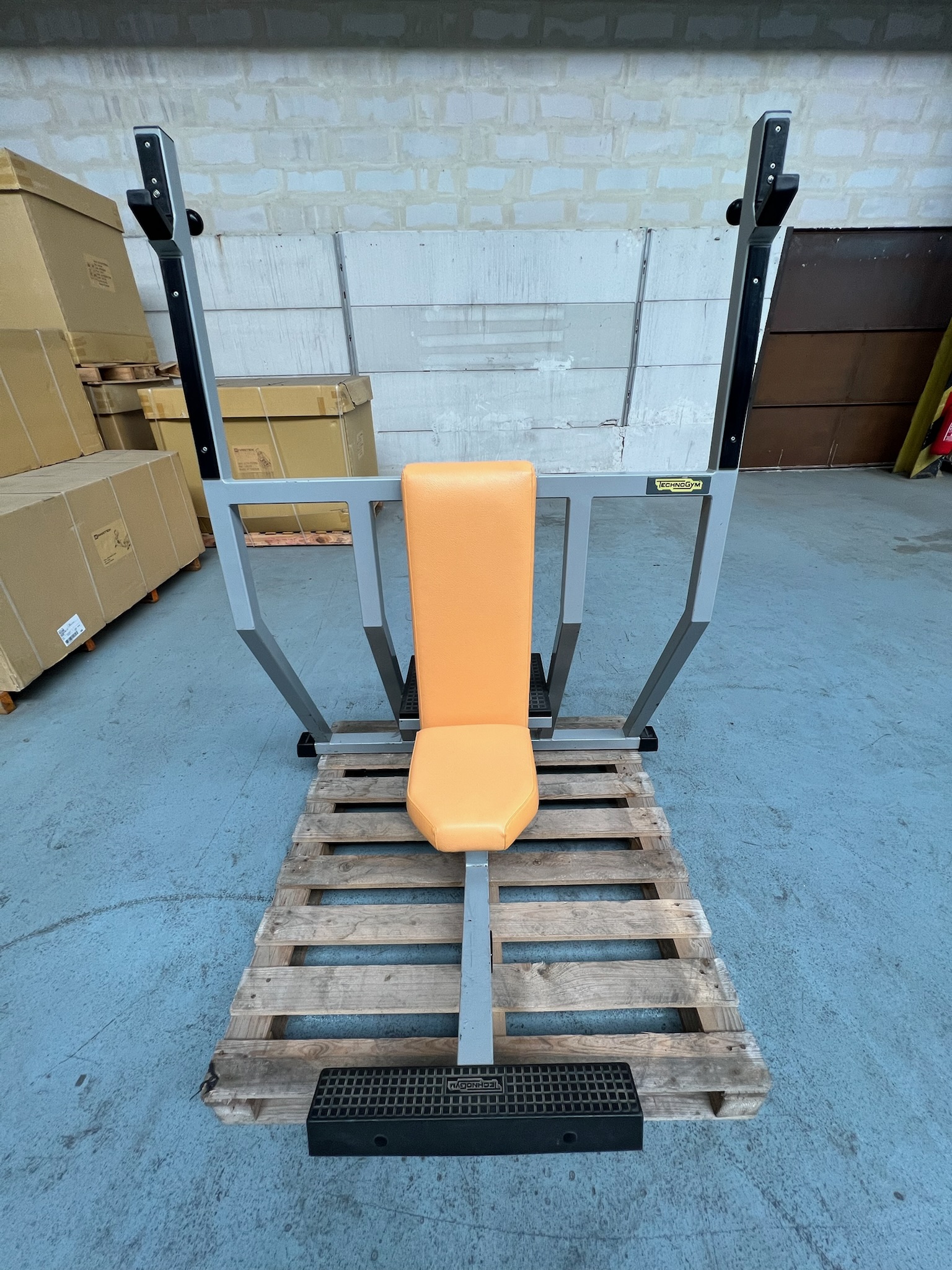 Vertical Bench P022 Isotonic Technogym – Image 3