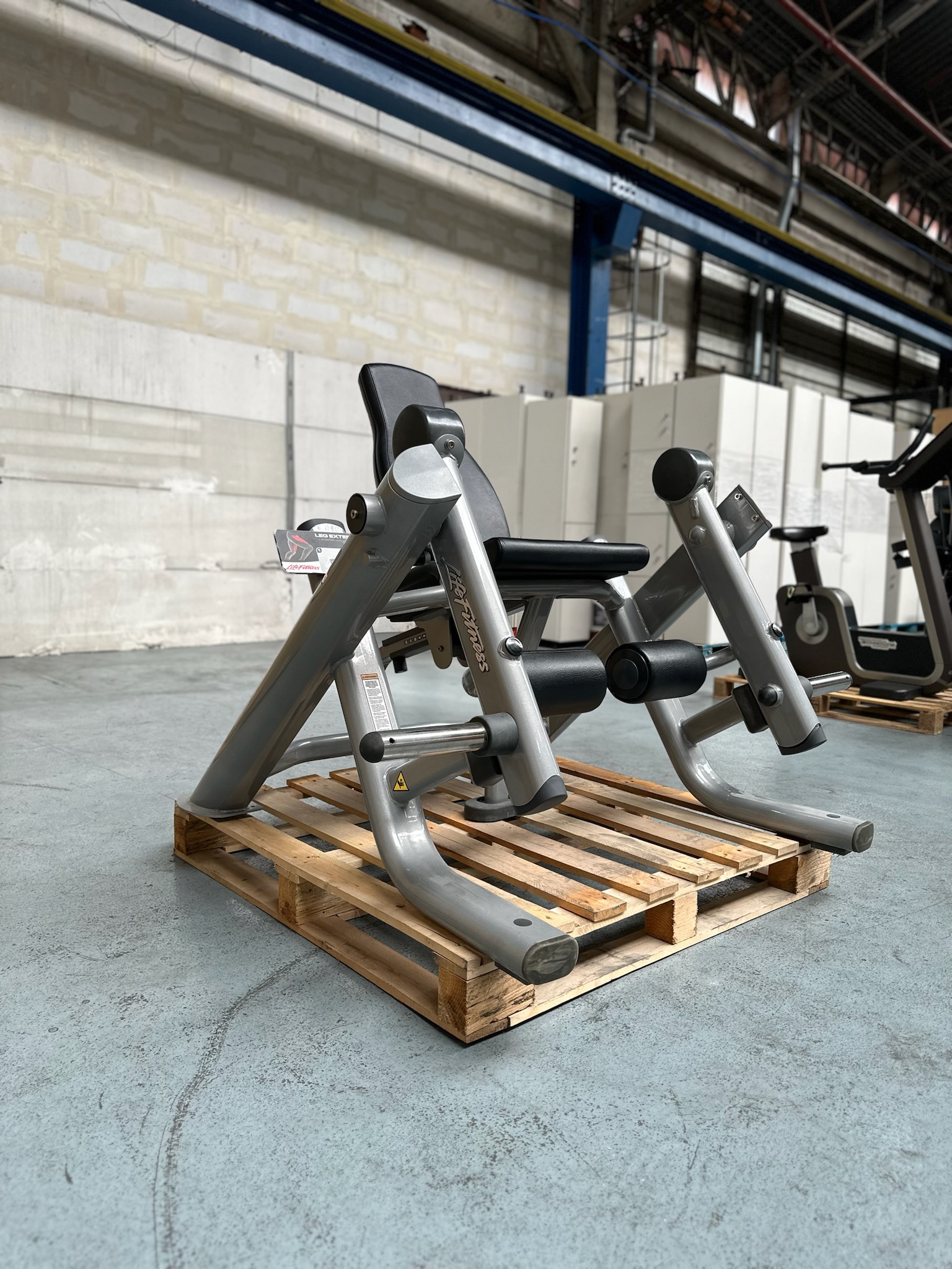 Plate Loaded Leg Extension Life Fitness Signature Series – Image 2